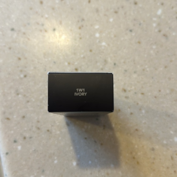 Laura Mercier Flawless Lumiere Radiance Perfecting Foundation 1W1 Ivory - Picture 2 of 5